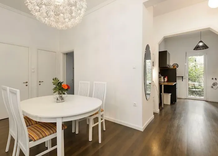 Market- Upper Aristotelous Sq Luxury *